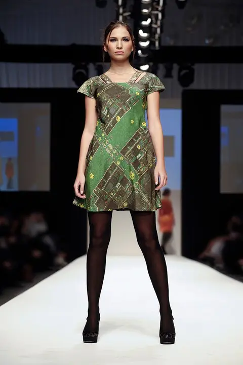 Arabian Nomads : Exclusive Arab Dress Collection at DFW, SS11 2 Flared cap sleeve short tunic dress in habutai silk with motherboard print and crystal textures, embellished with crystal stick-ons.